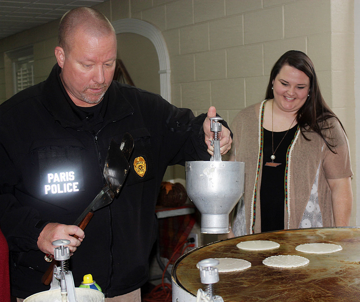 PARIS, TN: Police pour Perkins' pancakes in Paris